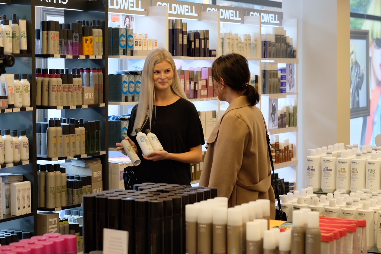 Kuva Salon Headline myymälästä ja kaksi naishenkilöä